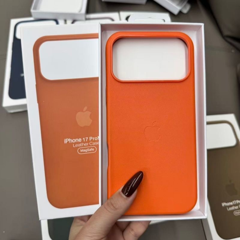 funda naranja de cuero para iphone con logo 16 17
