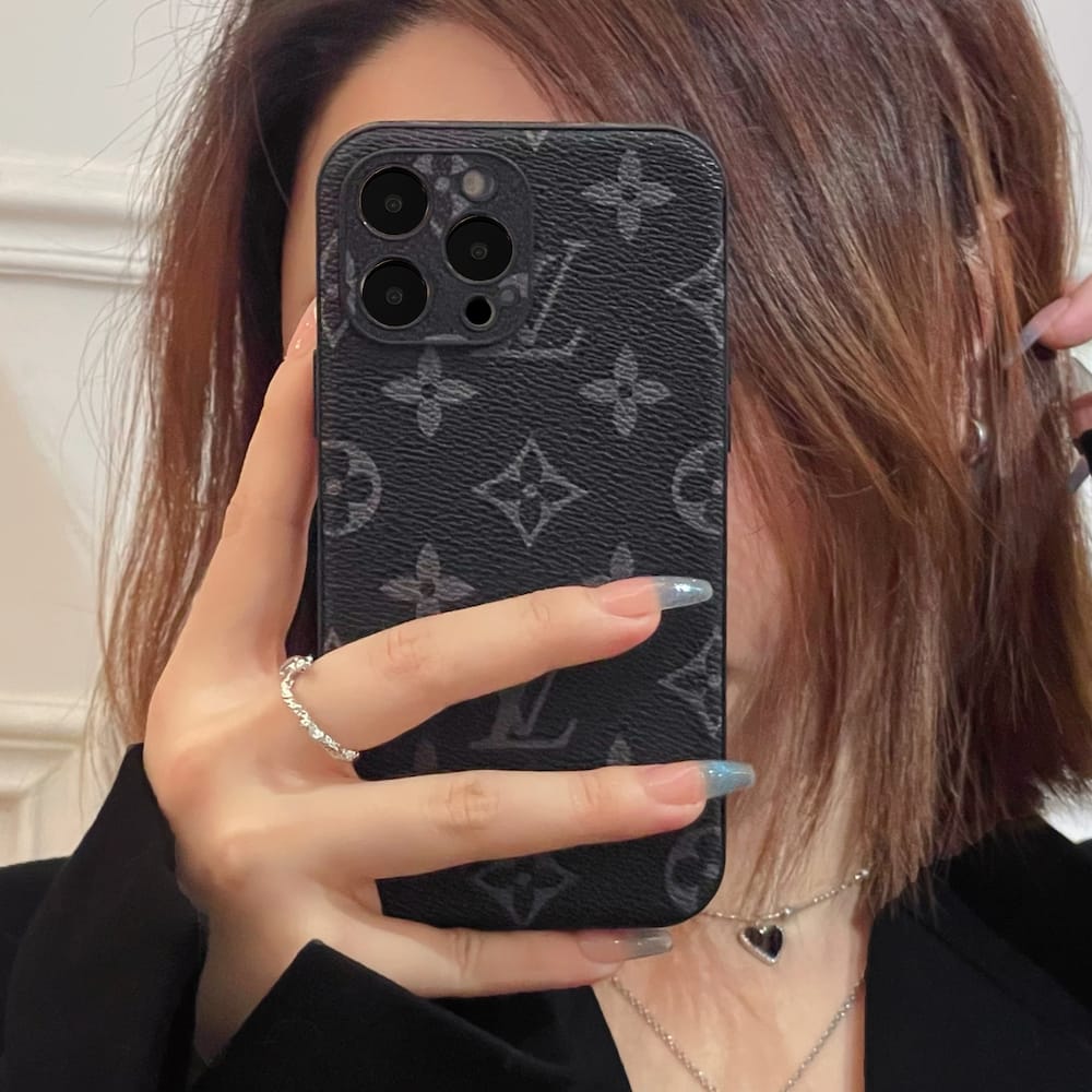 funda negra lv para iphone clasica