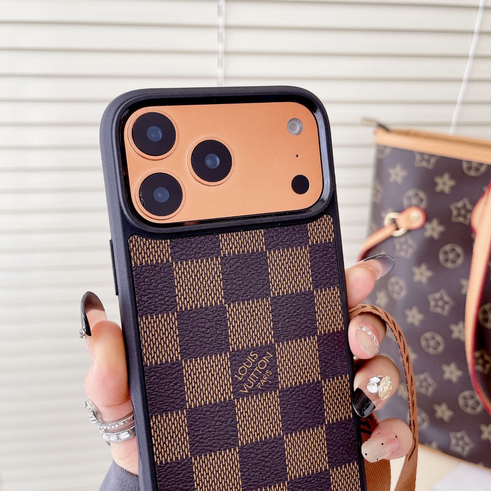 Luis-Vuitton-iPhone17Pro-funda